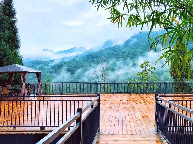 来都江堰的山间溪畔赴一场“好食光”！青山间的火锅店、花园里的小食堂......赏景美食两不误~