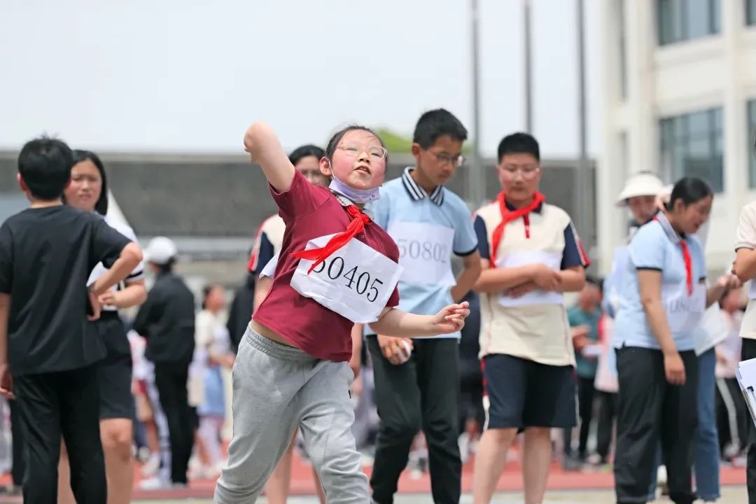 学校开展阳光体育活动的过程,冬季学校开展的体育活动