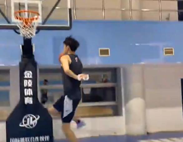 曾凡博训练短视频,曾凡博谈伤病