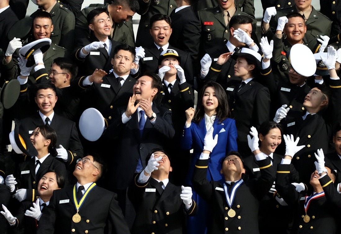 韩第一夫人当众哭泣引热议！擦眼泪鼻涕不顾形象？仙女落泪也超美