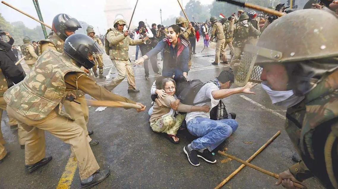 印度警察硬核执法现象,印度警察木棍执法反被反击