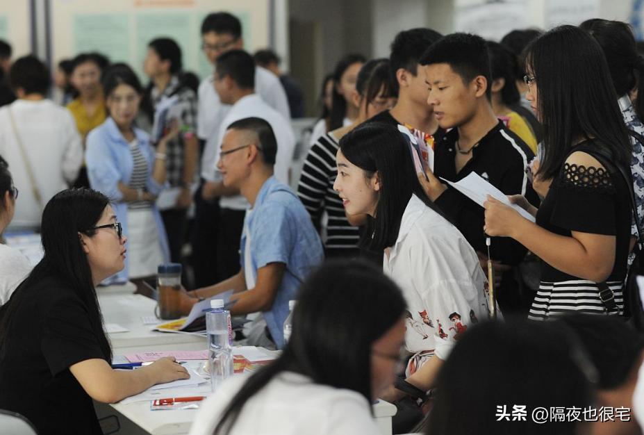 快要卷成麻花了!上海交大女博士应聘中学校医,看到薪资我懂了!