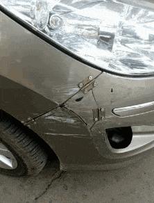 下雪天摔跤容易摔倒哪,下雪地上好滑大家注意安全