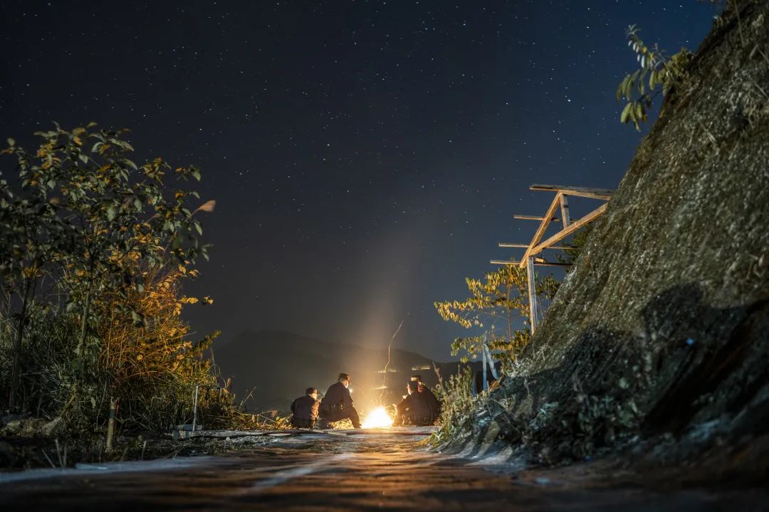 新春走基层风雪边关收到暖心年货,置办年货迎春节大街小巷年味渐浓