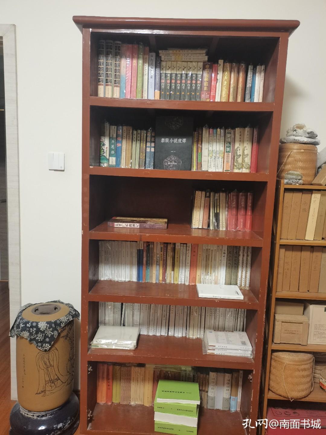 隔段时间调整一下书架，让书也“活动”一下，对保存书籍也有好处