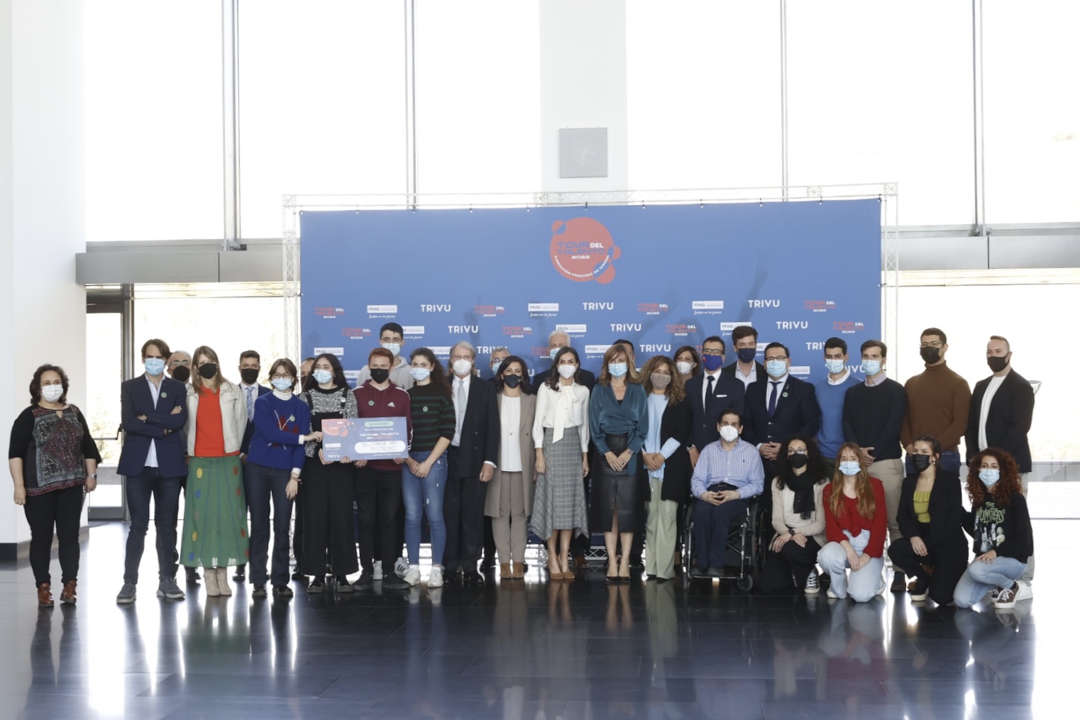 莱后六度垂青半身裙，不换思路换感觉，原来这就是“人穿衣”