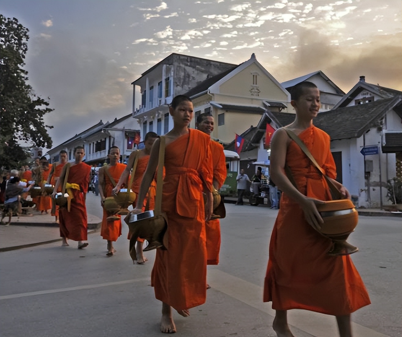 拿20万人民币去老挝能干什么生意,带多少钱可以去老挝