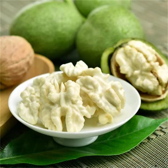 新鲜核桃怎么剥皮,生核桃怎么剥皮用袋子装着可以吗