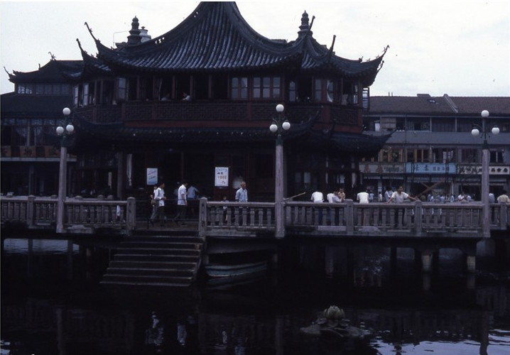 八十年代的上海老照片,踩在东海沿岸闪耀着无与伦比的繁荣骄傲