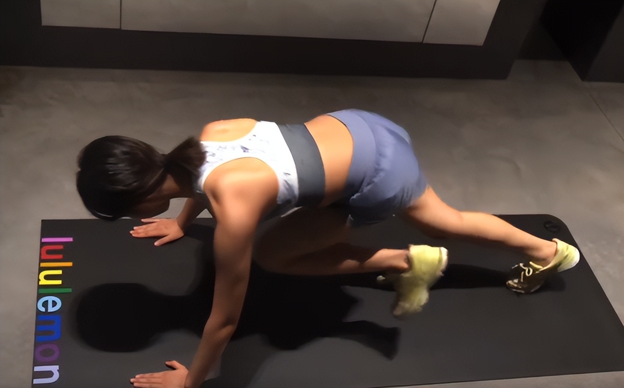 陆毅与贝儿近照,陆毅晒贝尔的长腿