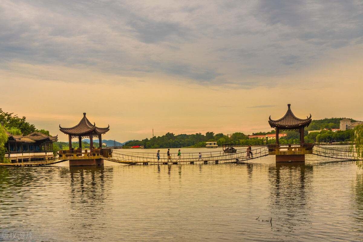 泡纯天然温泉地方推荐,冬天哪里温泉度假村最好