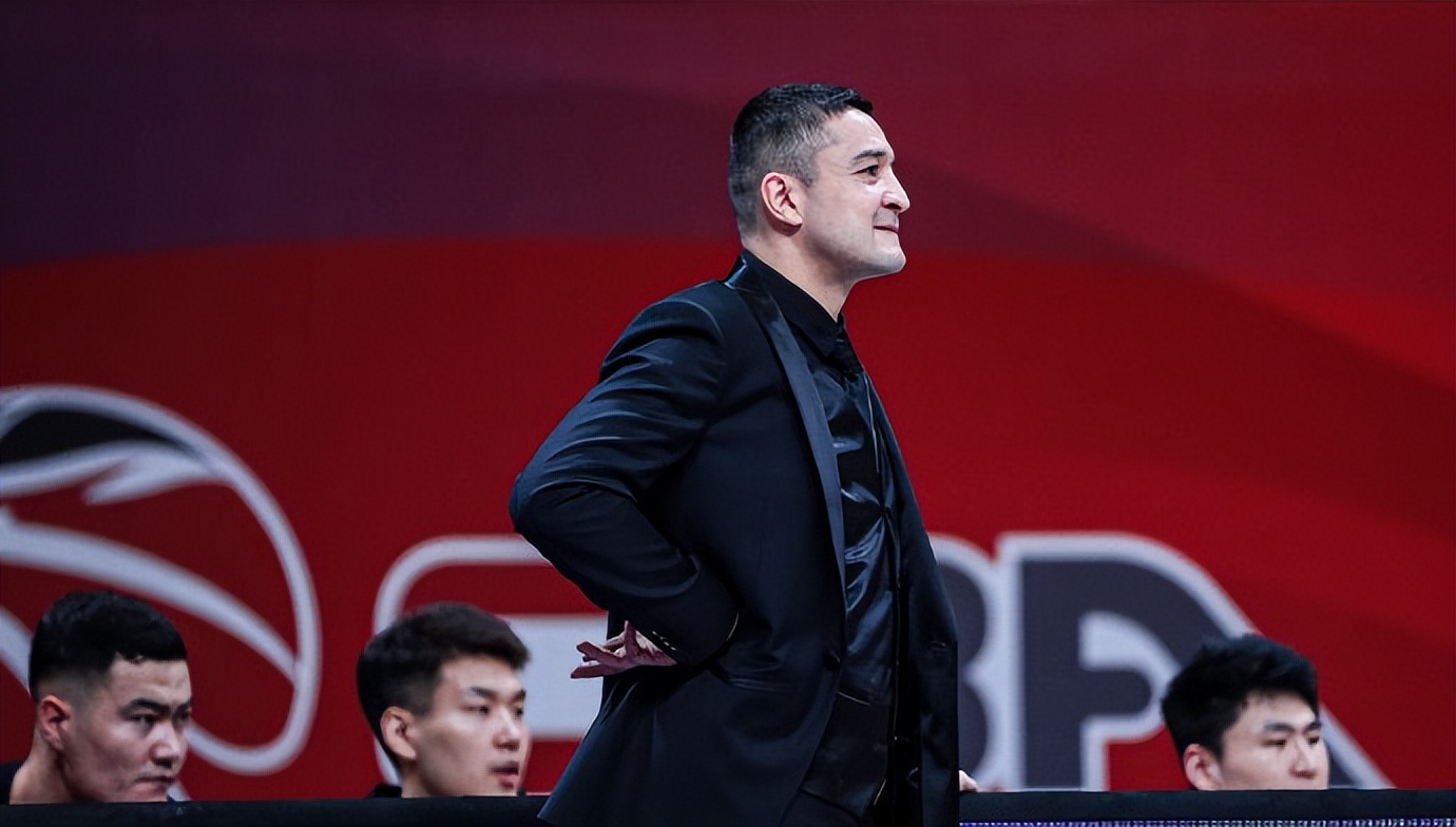 西热力江续约同曦队视频,同曦主教练西热力江布置战术