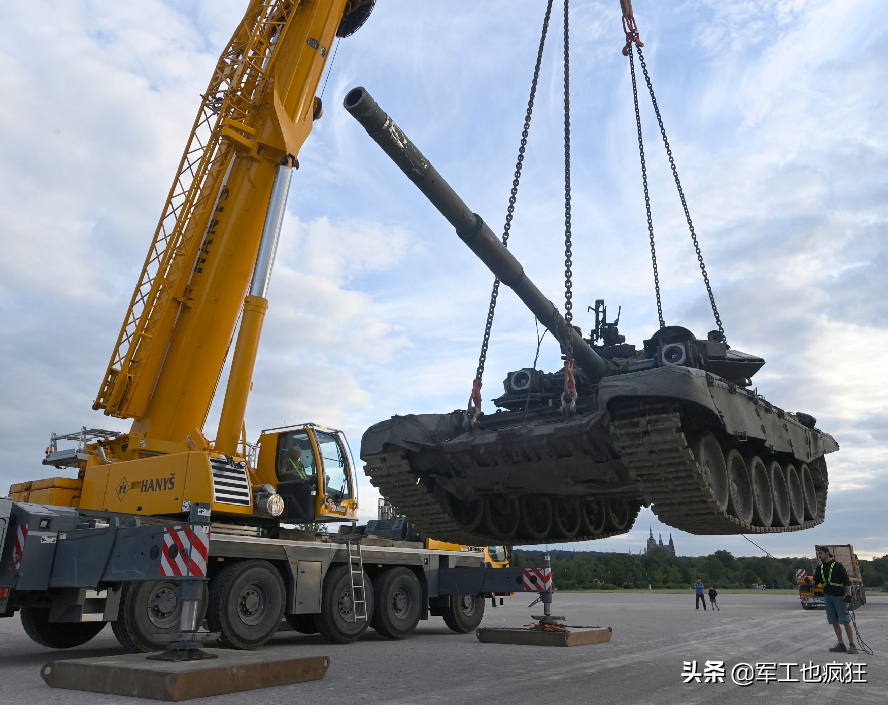 俄罗斯废旧*器武**在捷克展出，法国人意外躺枪遭鄙视