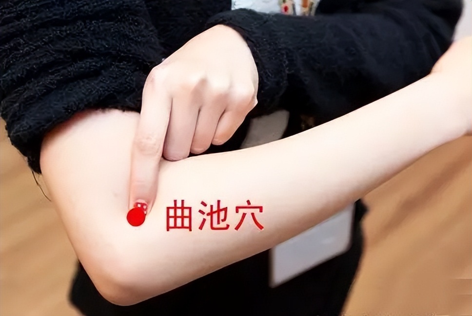 秋冬嘴唇干裂出血是怎么回事,冬天嘴唇干裂出血是什么原因