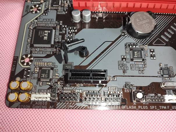 技嘉b760m-h和技嘉b760m魔鹰区别,技嘉魔鹰b760m小板和大板区别