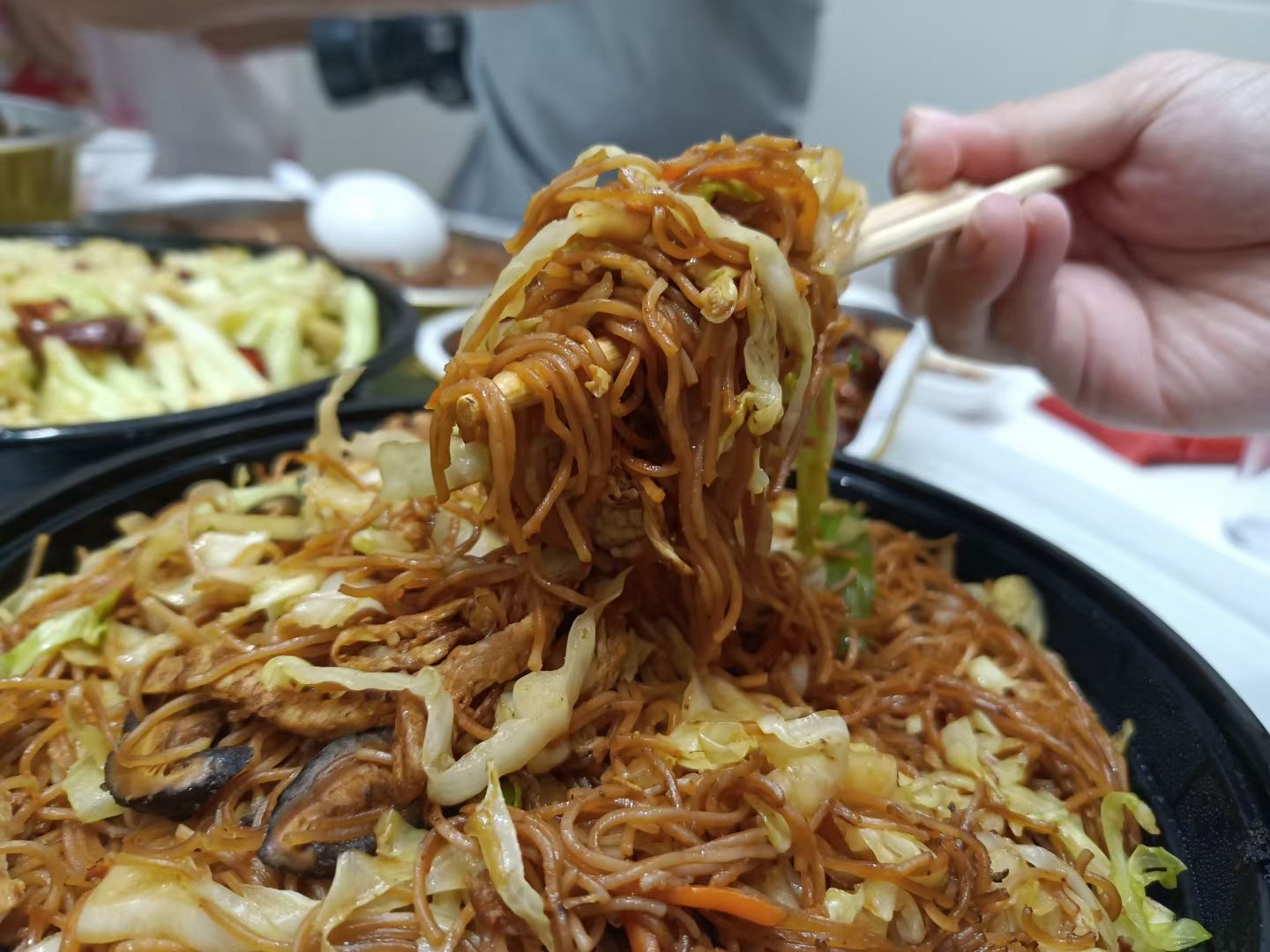 在厦门，8个朋友一桌外卖人均60不到，朋友夸我会持家