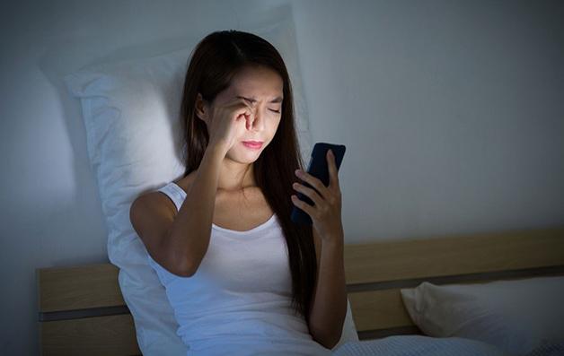 为什么看手机会频繁点头,总是看手机哭有什么危害