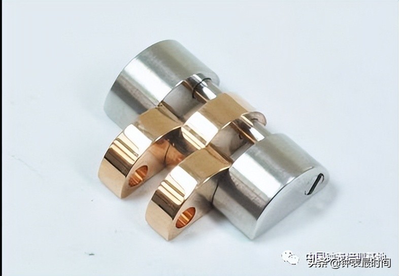 橡胶表带会越戴越松,金属表带3节松4节紧