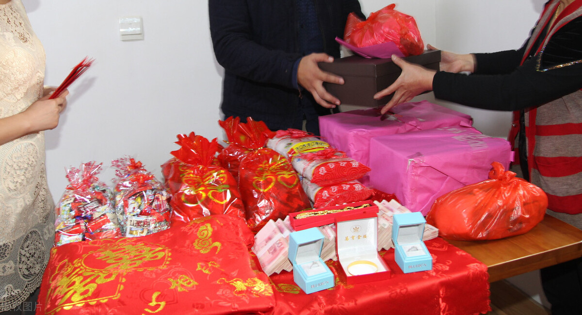 女儿出嫁要多少彩礼合适,女儿出嫁父母给多少嫁妆合适