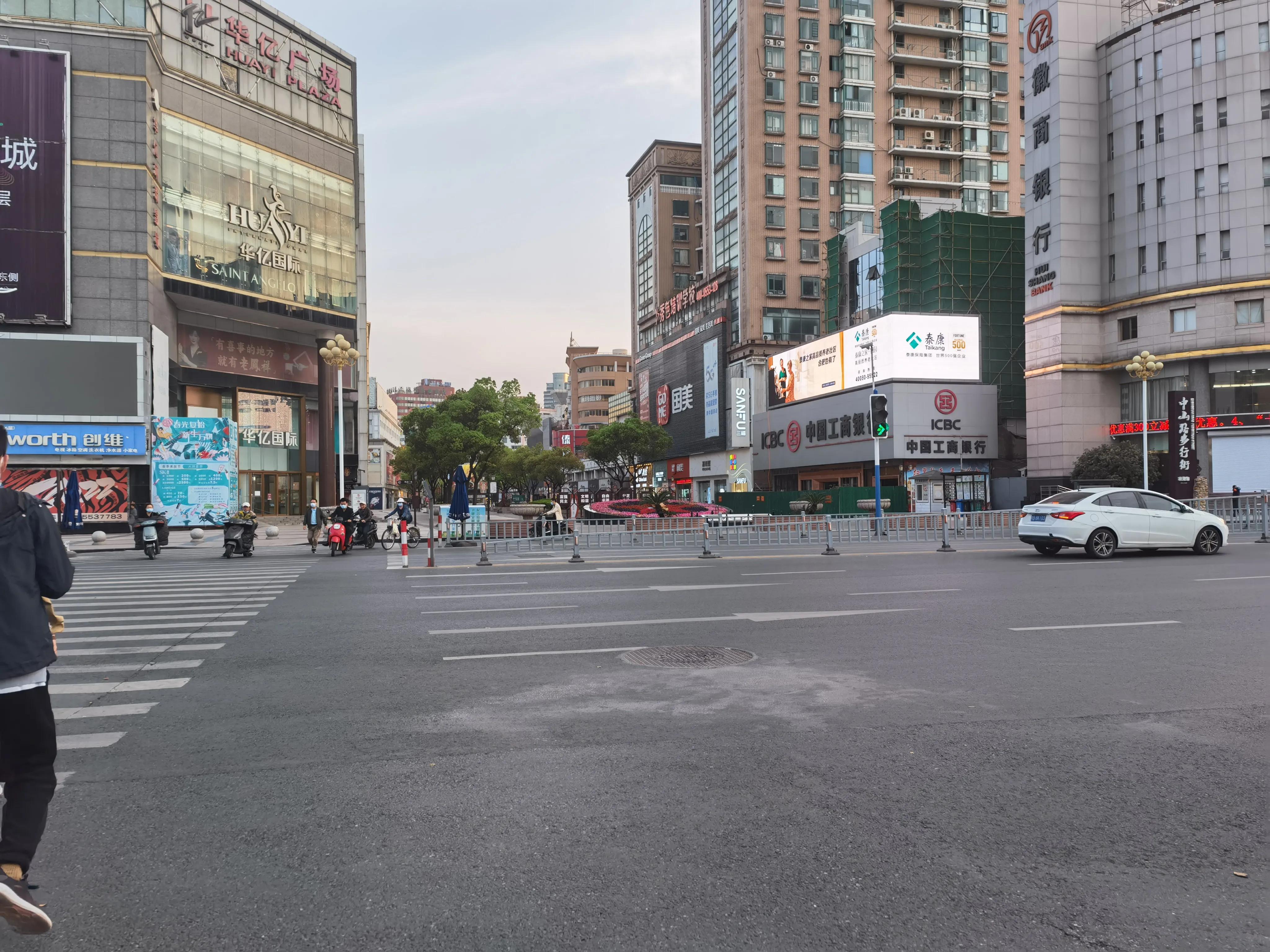 疫情期间的延吉市步行街,芜湖步行街冷清