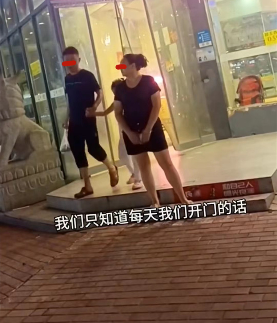 江苏痴情女子每天相同装扮去商场等人，知情人：那个人一直没出现