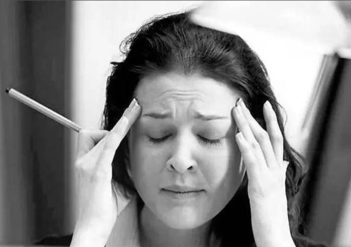 东莞:情侣吵架,女子当众脱裤威胁,“脱掉的是裤子也是尊严”