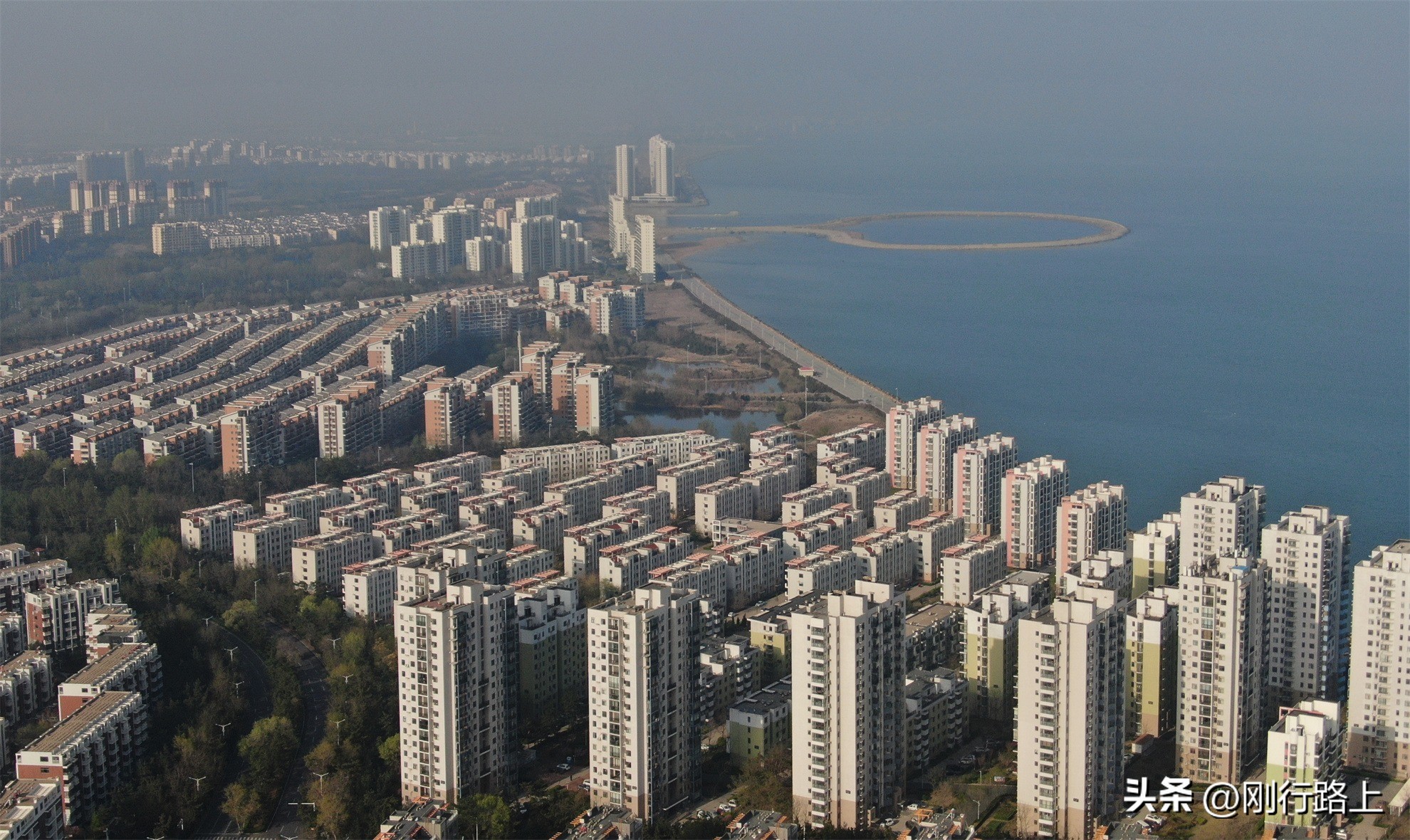 夏日总要去一趟山东龙口月亮湾的海滨沙滩吧