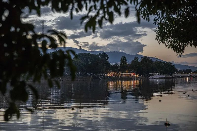 中国妈妈在泰国鸡娃:攒百万教育基金,想佛系却给孩子天天补习