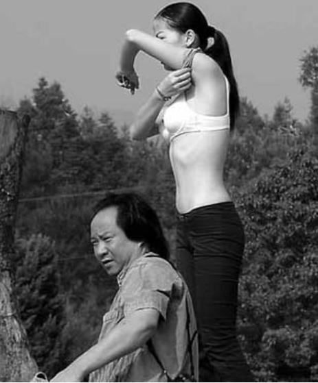 汤加丽：因当“人体模特”被丈夫抛弃，被父母嫌弃，47岁仍然单身