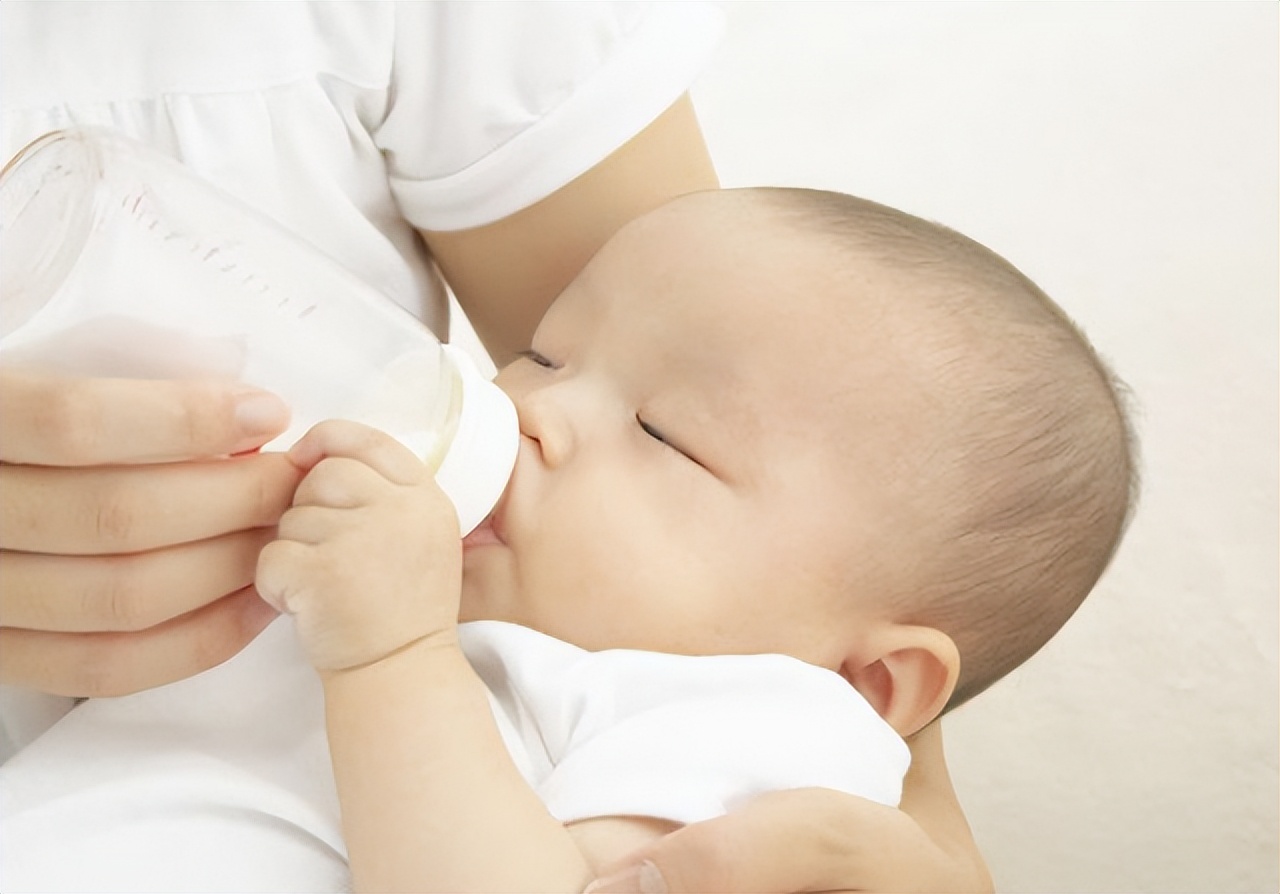 用奶瓶装母乳宝宝还是不吃怎么办,奶瓶喂母乳和亲喂有什么区别