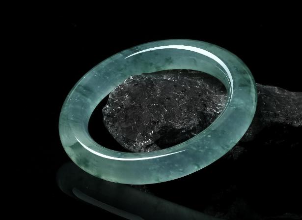 翡翠手镯内有雪花棉有收藏价值吗,翡翠手镯和戒面哪个值得收藏