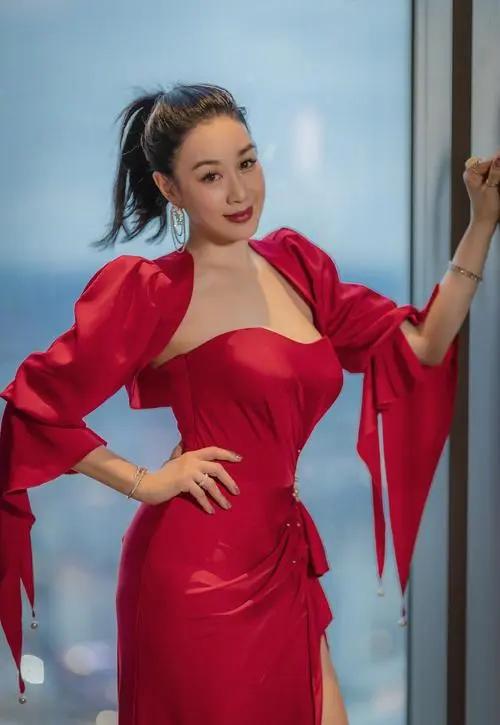 看烦了满屏的“纸片人”“排骨胸”，这几位有肉感的女星才是真美