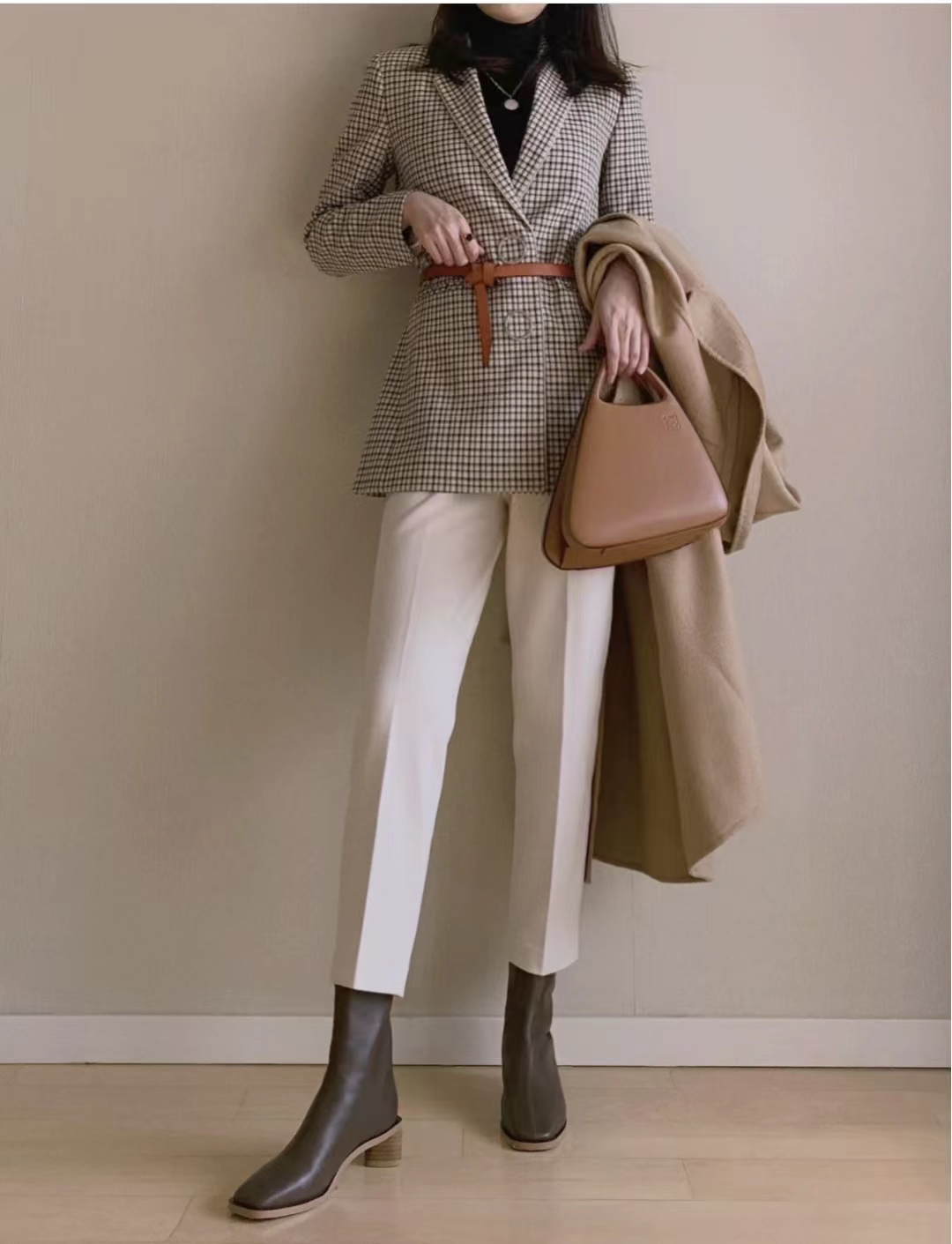 驼色大衣打底配什么颜色显高级,怎样选驼色大衣高级