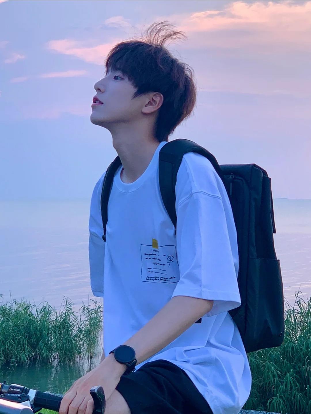 黄黑皮穿黄色衣服显白还是显黑,黄黑皮男人怎么穿才能显白