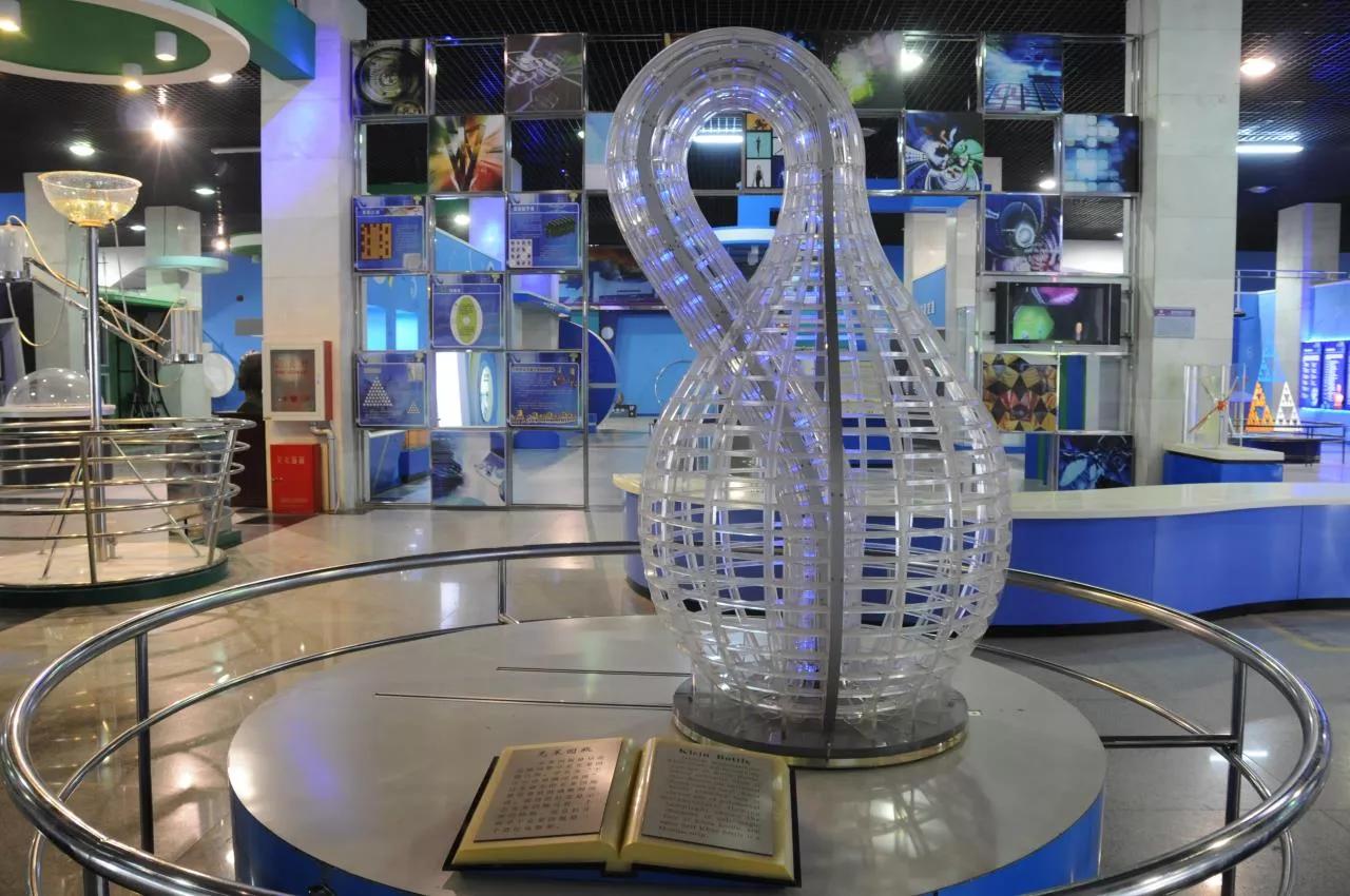 克莱因瓶四维空间图,克莱因瓶只能在四维空间里吗