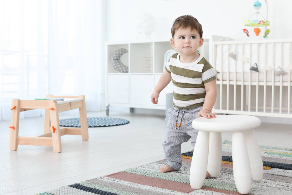 老话说寒从脚起,寒从脚起婴儿光脚