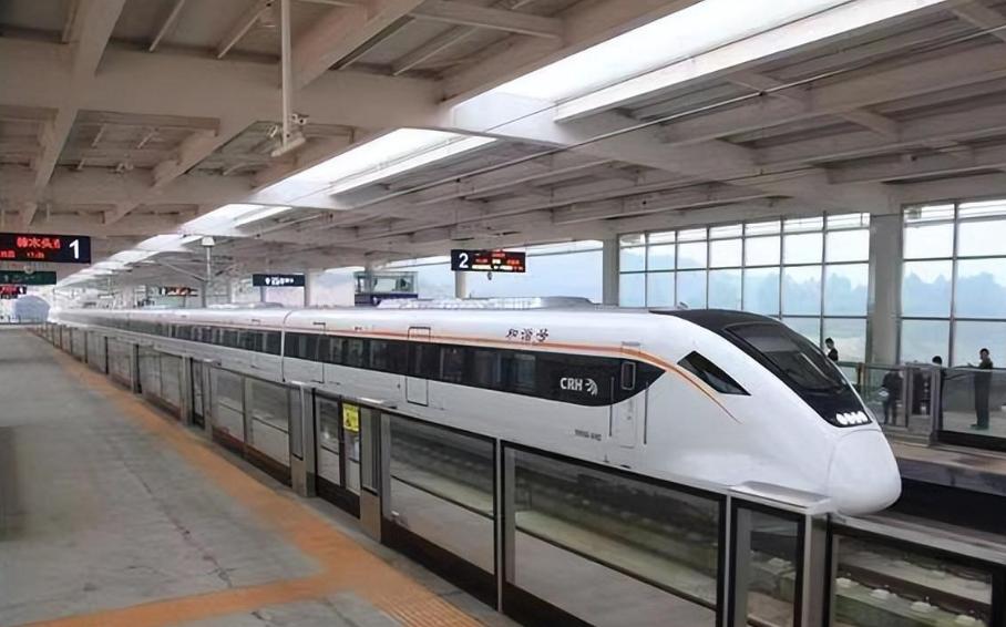 年轻女子高铁上当众劈叉,女子在高铁上劈叉