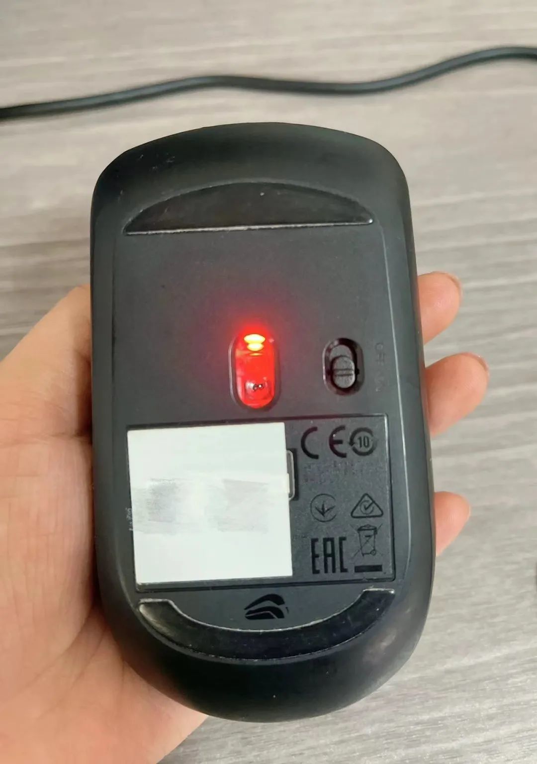 无线鼠标怎么亮绿灯,无线鼠标一直亮没反应