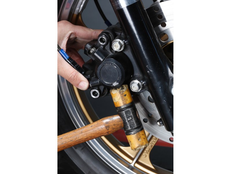 自己动手快速换刹车片的小技巧,怎样自己动手换刹车油