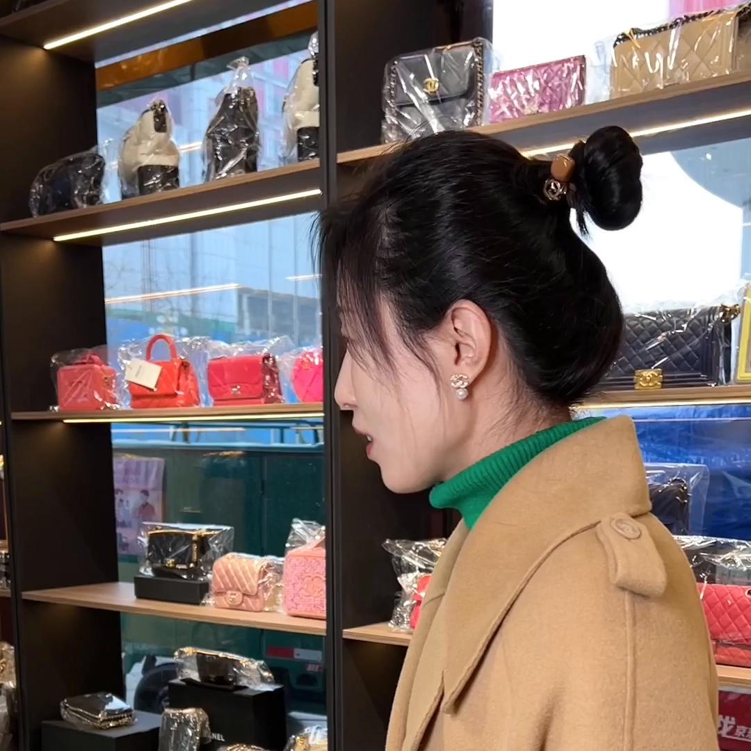 姐妹们，28万是你的话选包还是选表😁#香奈儿陶瓷表