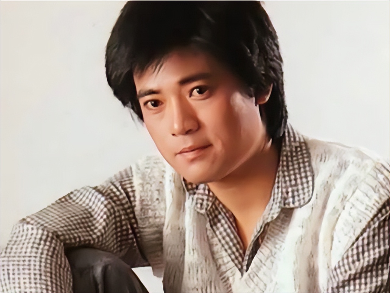 出轨牛郎被捉奸在床，“顶流富婆”的劲爆大瓜！