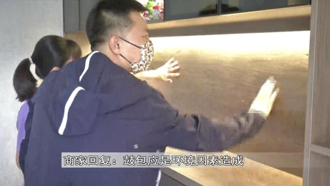 呼和浩特一市民吐槽定制家具刚用一年多处出现鼓包裂纹......