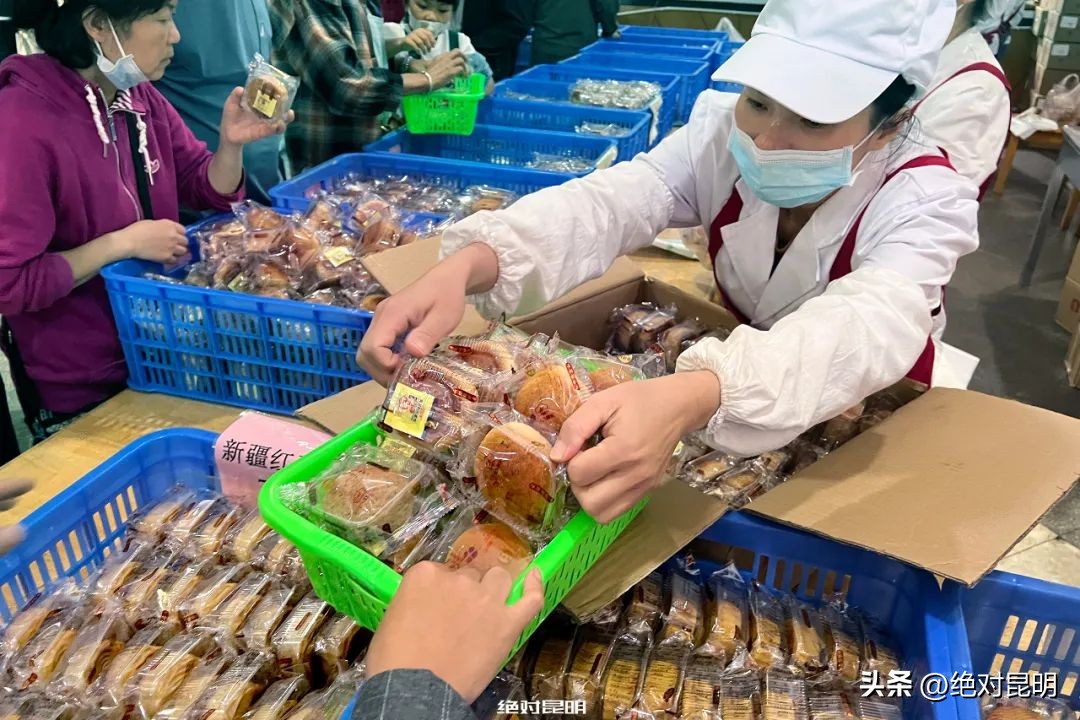 中秋节时妈妈买了许多月饼,中秋妈妈给我寄了一箱月饼