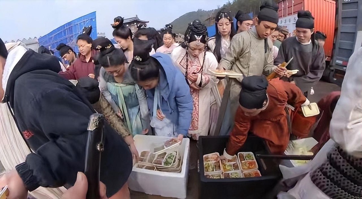 横店群演的悲惨事件,20万横店群演现状美女成群