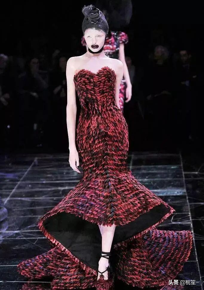 麦昆alexandermcqueen怎么穿,麦昆ALEXANDERMCQUEEN新款套装