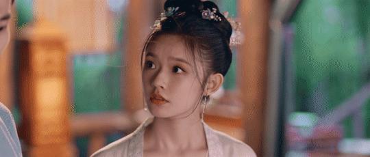 最受宠的“星女郎”：18岁出道爆红，乱认“亲妈”，黑历史无数？