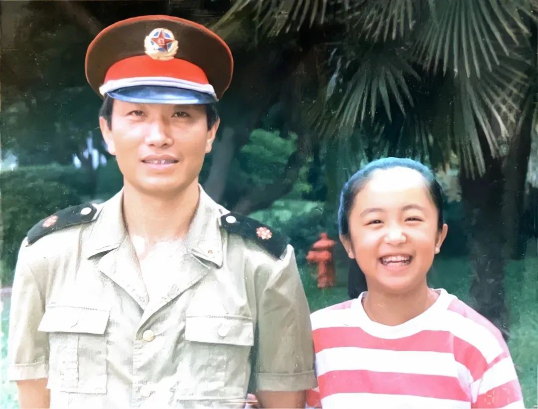 老戏骨杜源：4岁与妻子相识，从青梅竹马到白头偕老，专业宠妻40年，女儿天天被撒狗粮