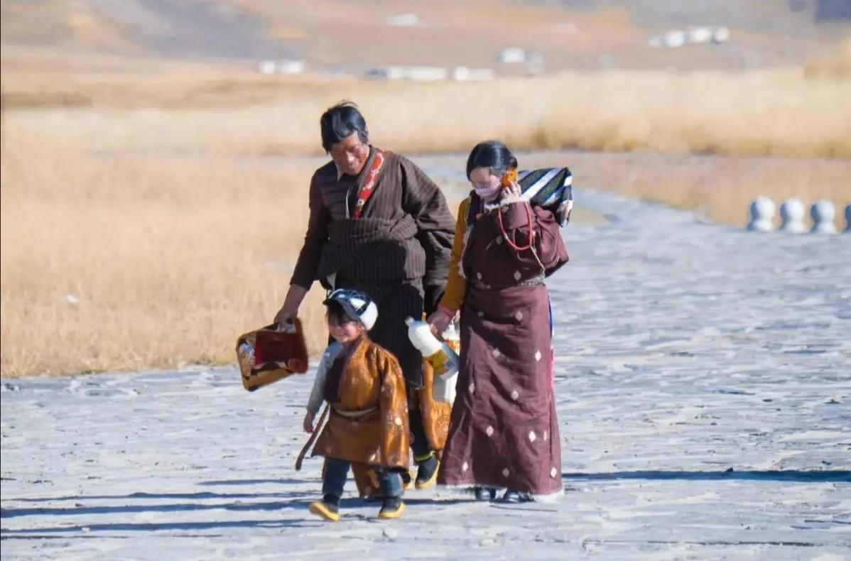 藏族姑娘为什么成摩梭人,藏族姑娘为什么很少嫁内地