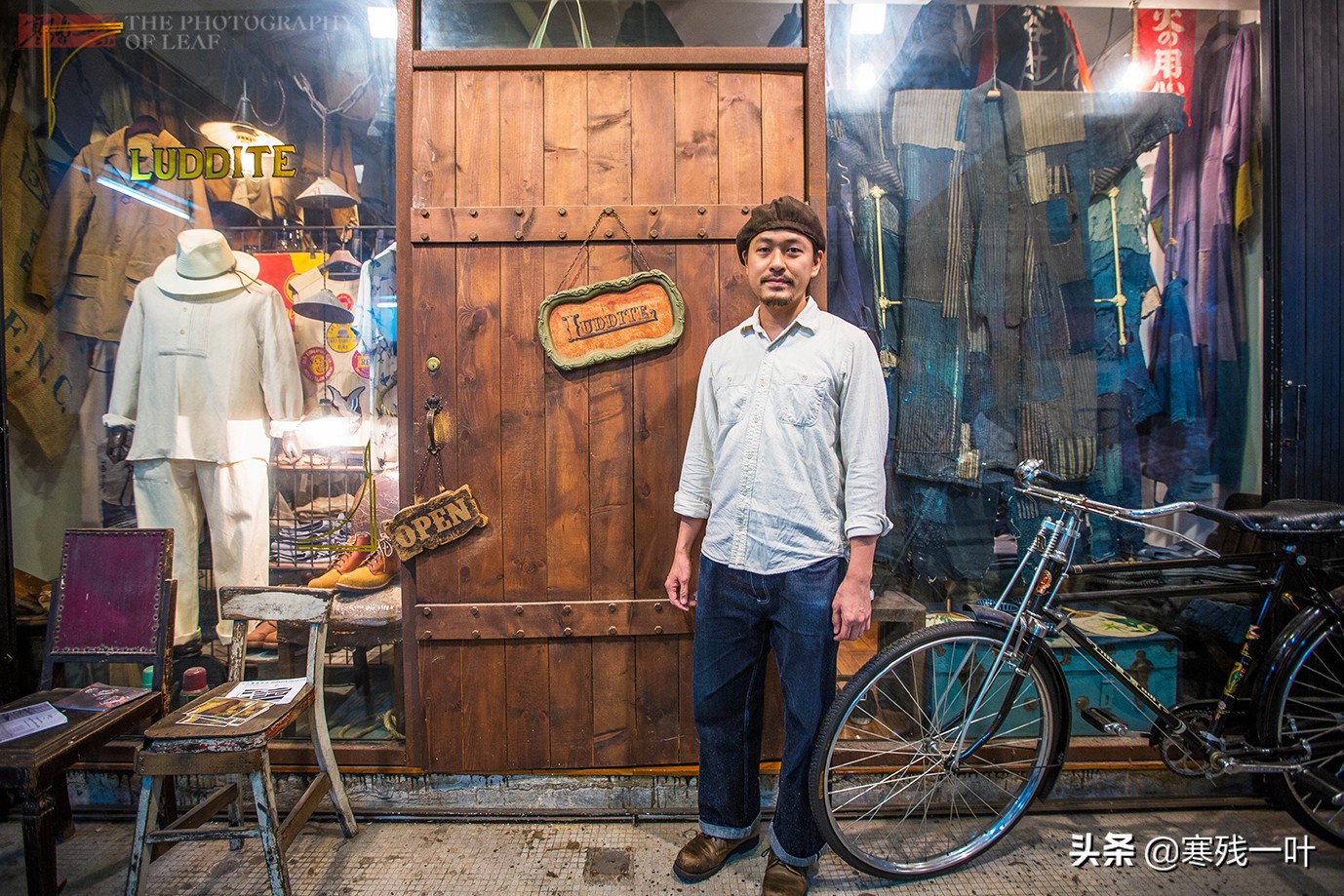 在香港，用上百年旧布料做的衣服，像垃圾堆捡的却卖着3000元高价