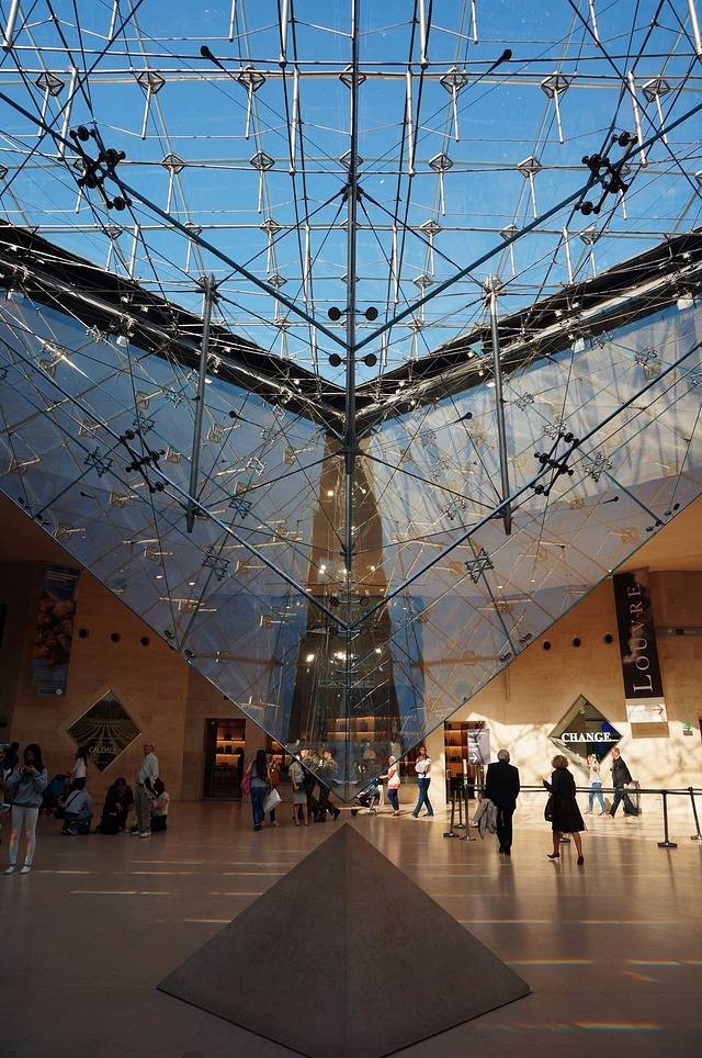 法国卢浮宫绘画简介,法国巴黎的卢浮宫有什么画作